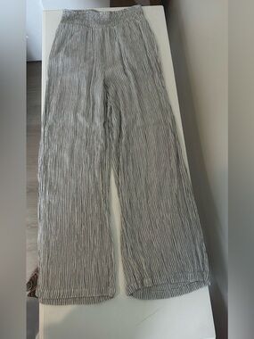 Volcom Black & White Flowy pants perfect for beach